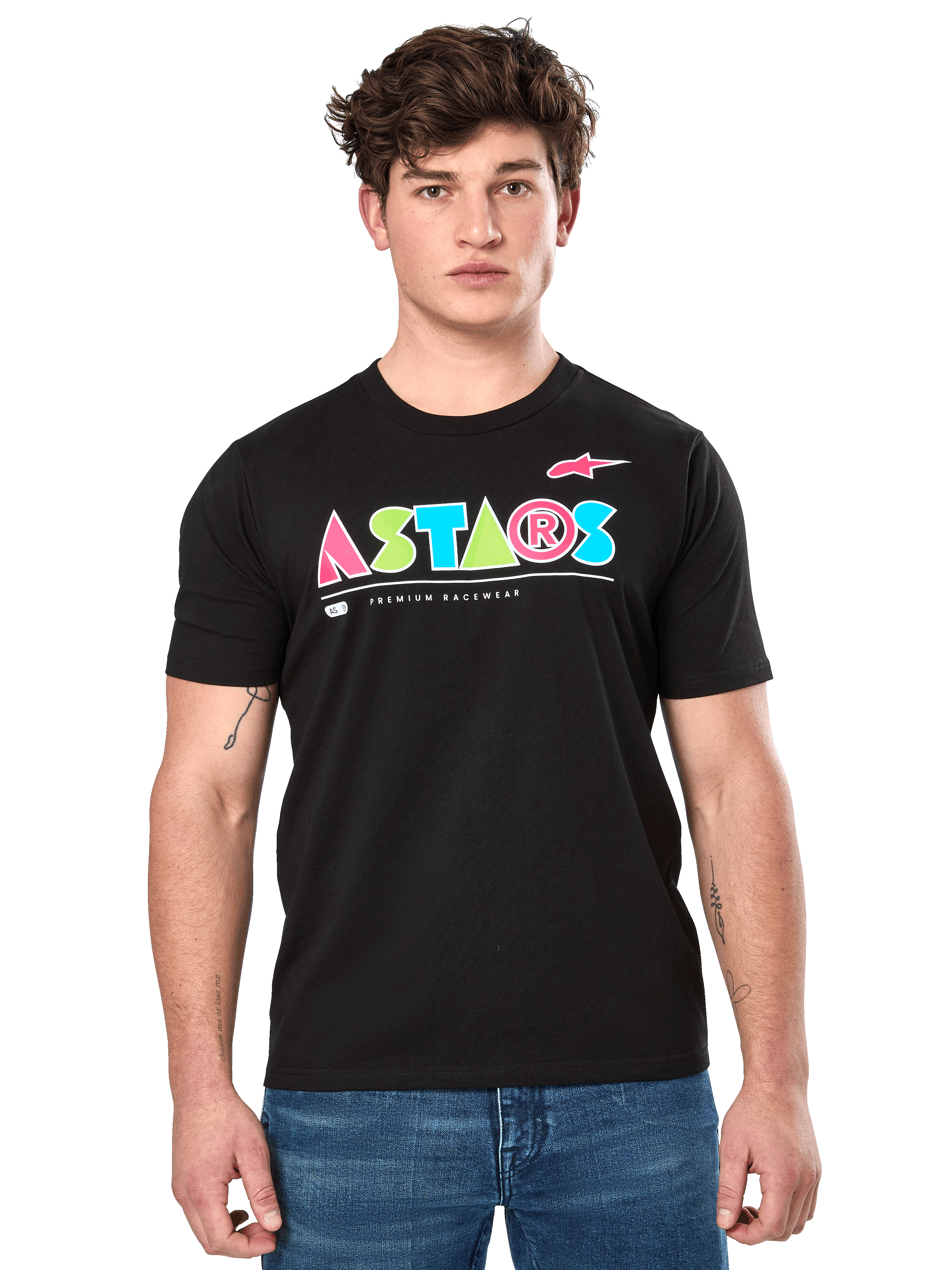 Alpinestars Cereal CSF Tee, t-shirt preta de manga curta, vestida por um modelo masculino, logótipo ASTARS geométrico colorido com o texto Premium Racewear, streetwear casual de motorsport