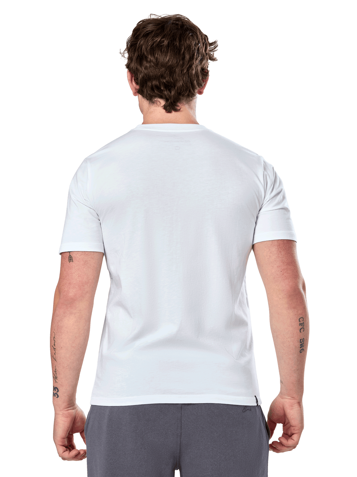 Alpinestars Geografica CSF Tee, T-shirt de manga curta, branca, vista de costas, vestida por modelo com calças cinzentas, streetwear casual de motorsport