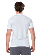 Alpinestars Geografica CSF Tee, T-shirt de manga curta, branca, vista de costas, vestida por modelo com calças cinzentas, streetwear casual de motorsport
