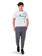 Alpinestars Geografica CSF Tee, t-shirt de manga curta, branca, logótipo Astars verde com gráfico geográfico multi-tech, acompanhada por calças de fato de treino cinzentas e sapatilhas pretas, streetwear casual de desportos motorizados