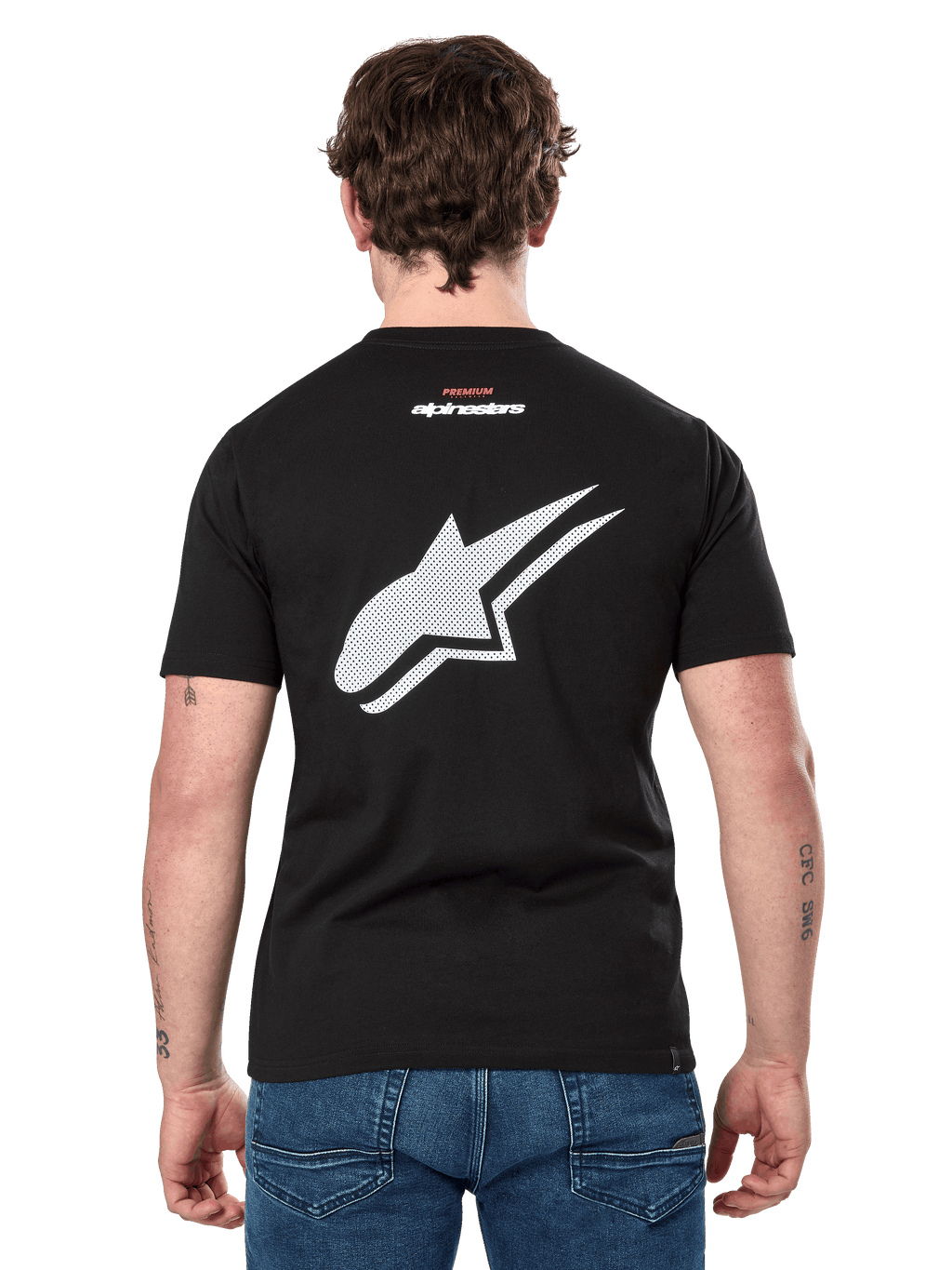 Alpinestars Formulate CSF Tee, t-shirt de manga curta, preta, vista traseira com grande logótipo Astars branco e perfurado e pequena marca Alpinestars, roupa desportiva casual inspirada no desporto motorizado