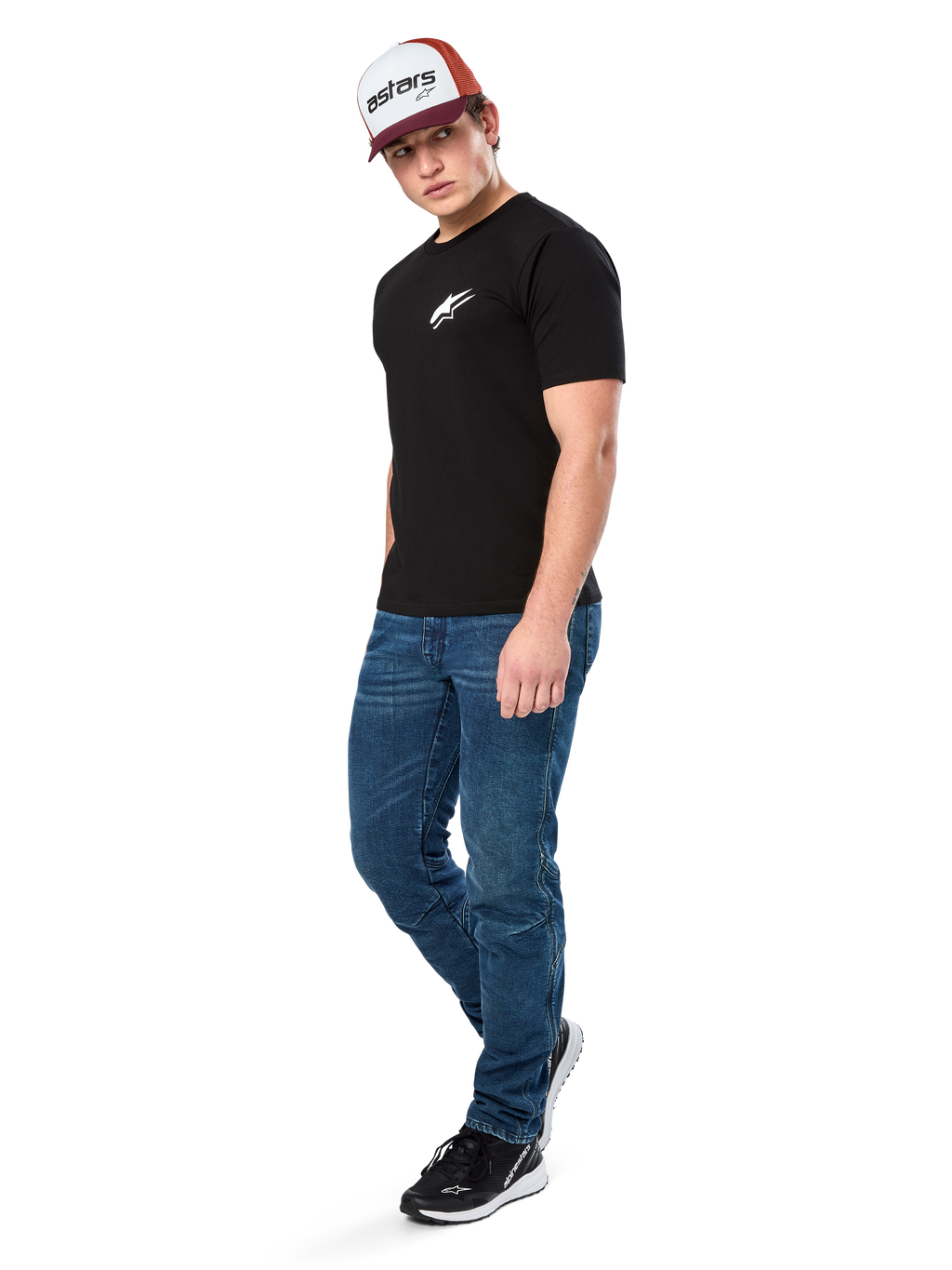 Alpinestars Formulate Csf Tee, t-shirt de manga curta, preta com logótipo Astars branco no peito, vestida por um modelo com calças de ganga azuis, boné bordeaux e branco e sapatilhas pretas, streetwear casual inspirado no desporto motorizado