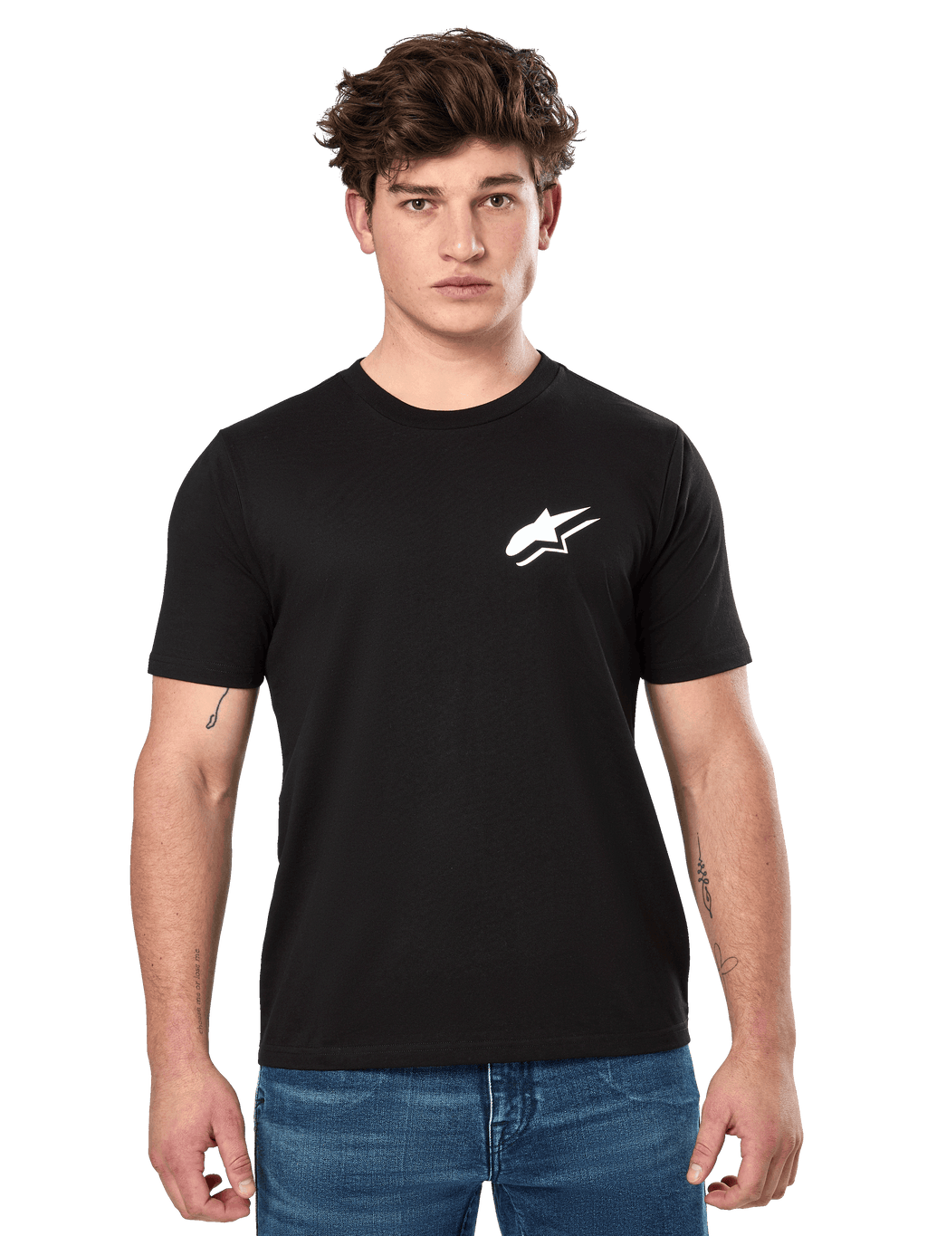 Alpinestars Formulate CSF Tee, t-shirt de manga curta em preto, vestida por um modelo masculino com calças de ganga azuis, com logótipo Astars branco no peito, vestuário lifestyle casual inspirado no desporto motorizado