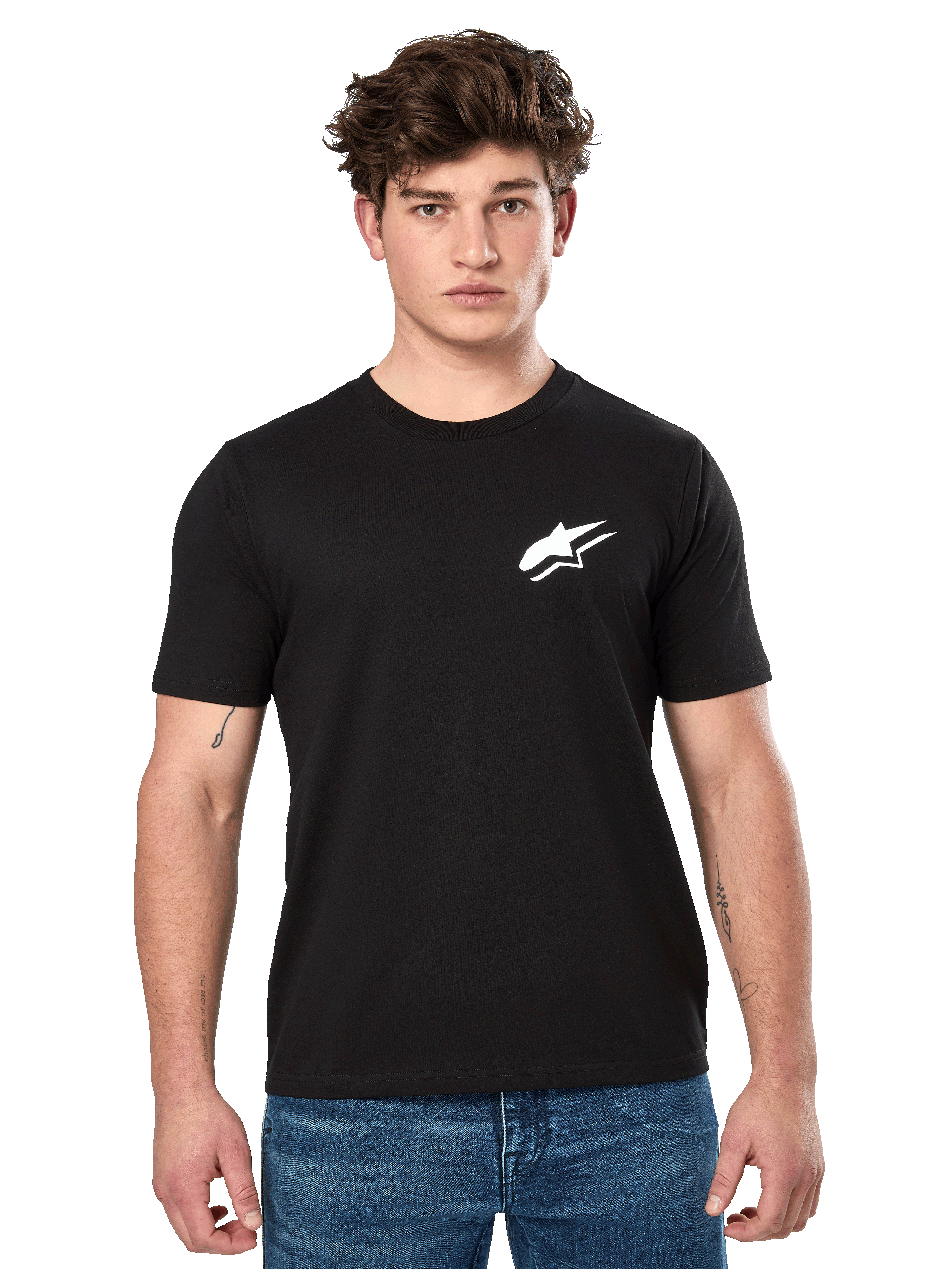 Alpinestars Formulate CSF Tee, t-shirt de manga curta em preto, vestida por um modelo masculino com calças de ganga azuis, com logótipo Astars branco no peito, vestuário lifestyle casual inspirado no desporto motorizado
