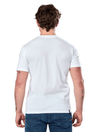Alpinestars Dot Carbon Csf Tee, t-shirt de manga curta, branca, vista de costas no modelo, usada com calças de ganga azuis, streetwear casual de motorsport