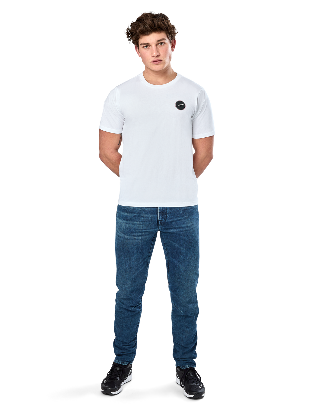 Alpinestars Dot Carbon Csf Tee, t-shirt de manga curta, branca, logótipo Astars circular com efeito de fibra de carbono, streetwear casual, vestida por um modelo masculino com calças de ganga azuis e sapatilhas pretas