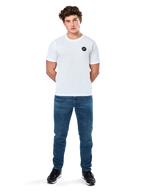 Alpinestars Dot Carbon Csf Tee, t-shirt de manga curta, branca, logótipo Astars circular com efeito de fibra de carbono, streetwear casual, vestida por um modelo masculino com calças de ganga azuis e sapatilhas pretas