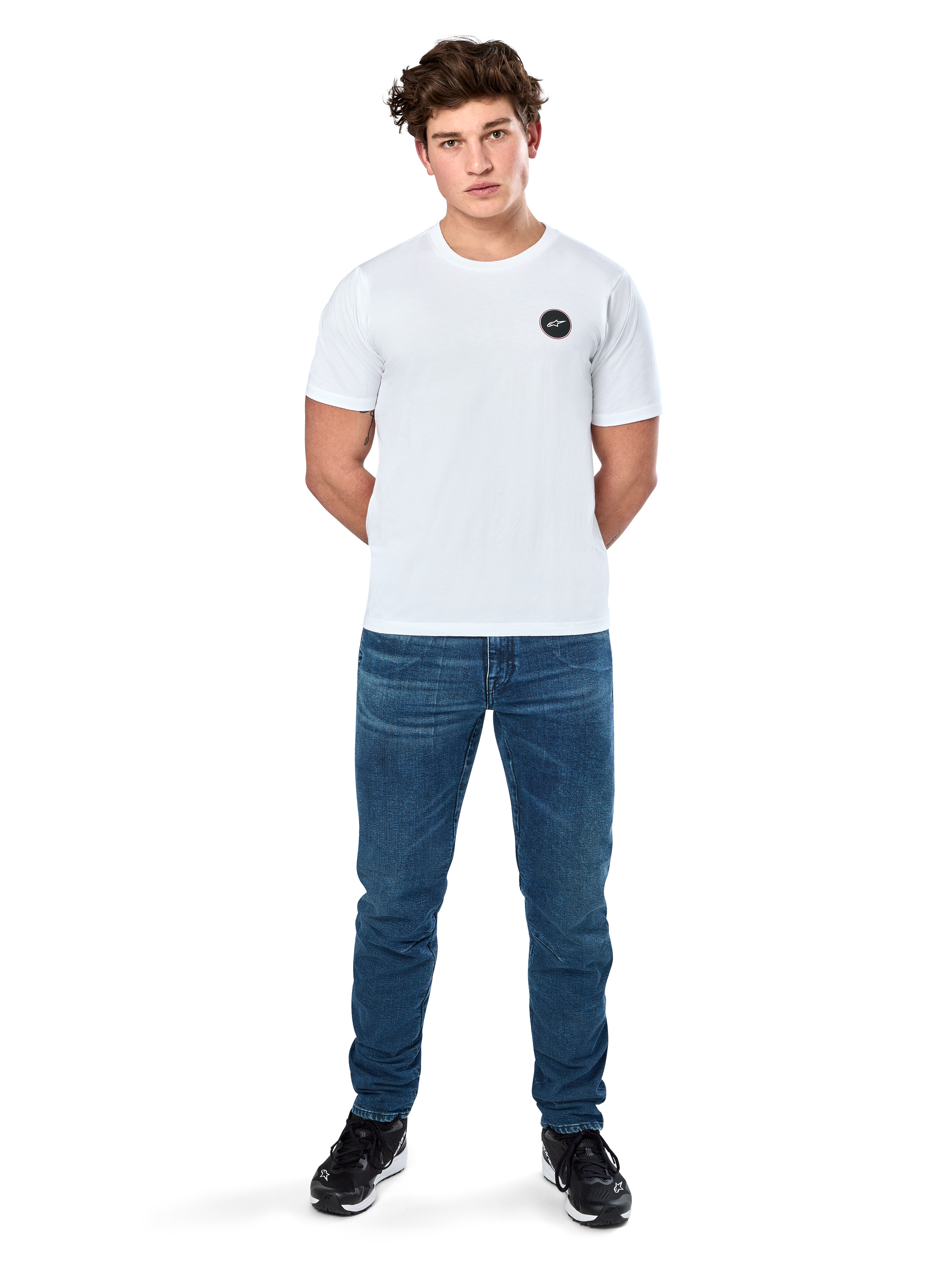 Alpinestars Dot Carbon Csf Tee, t-shirt de manga curta, branca, logótipo Astars circular com efeito de fibra de carbono, streetwear casual, vestida por um modelo masculino com calças de ganga azuis e sapatilhas pretas