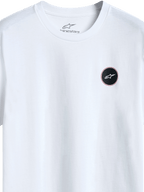 Alpinestars Dot Carbon Csf Tee, t-shirt de manga curta, branca, vista detalhada do logótipo circular preto com preenchimento com efeito de fibra de carbono e estrela branca, impressão interna no pescoço, streetwear casual de desportos motorizados