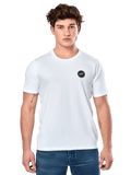 Alpinestars Dot Carbon CSF Tee, t-shirt branca de manga curta, modelo masculino com t-shirt branca, logótipo circular preto no peito e calças de ganga azuis, estilo motorsport casual