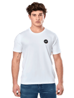 Alpinestars Dot Carbon CSF Tee, t-shirt branca de manga curta, modelo masculino com t-shirt branca, logótipo circular preto no peito e calças de ganga azuis, estilo motorsport casual