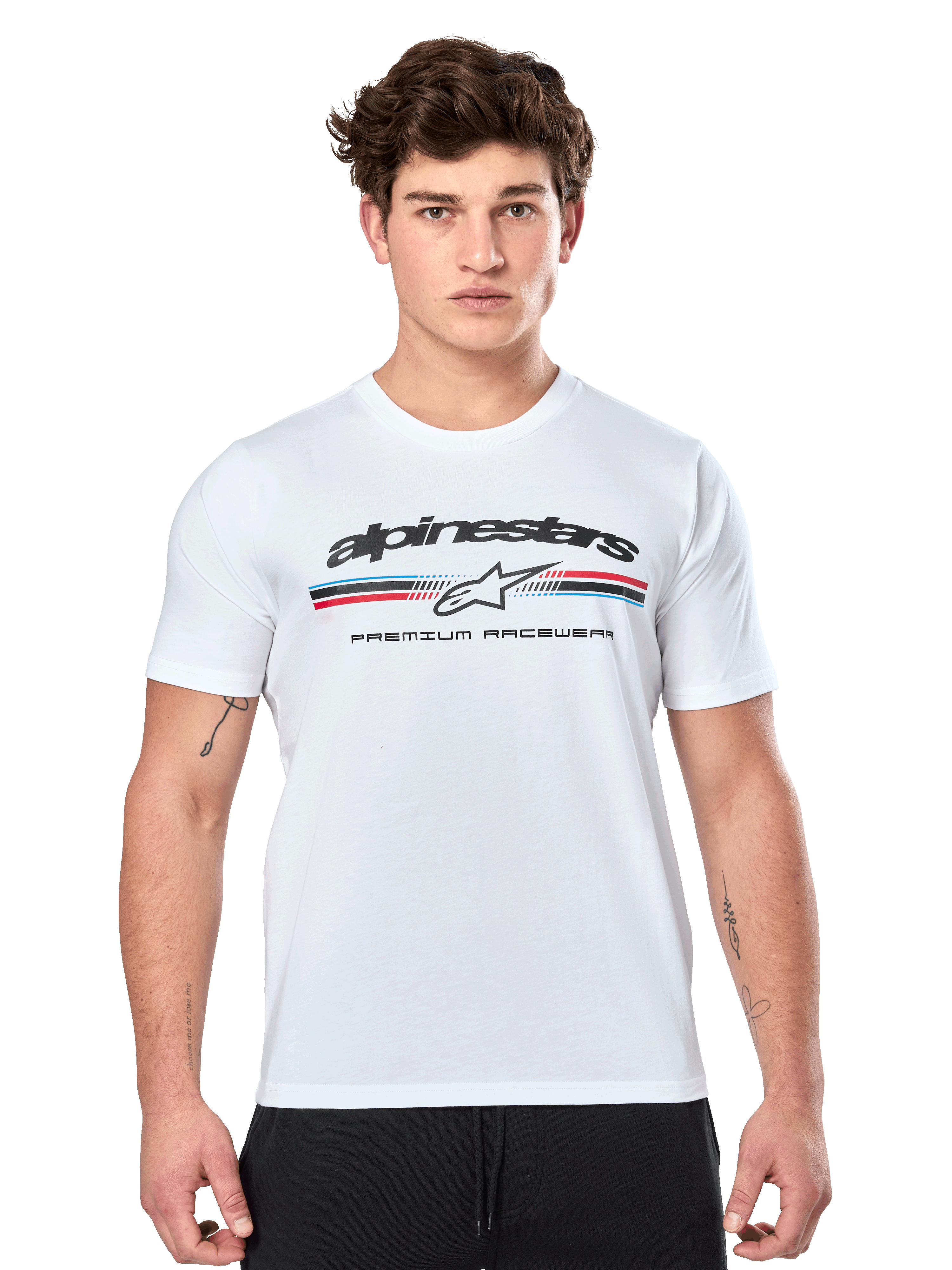 Alpinestars Prevail CSF Tee, t-shirt de manga curta branca com logótipo de risca tricolor estilo paddock na frente com detalhes em vermelho e azul, marca Alpinestars a preto e texto 'Premium Racewear', vestida por um modelo masculino, vestuário casual de desportos motorizados