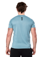 T-shirt Alpinestars Point Performance de manga curta, Azul Gelo, vista de costas com pequeno logótipo vertical preto com a palavra "astars" na parte superior das costas, tecido de desempenho com absorção de humidade, roupa desportiva casual