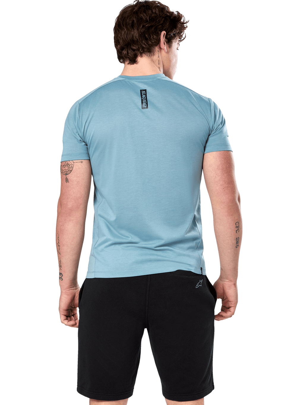 Alpinestars Point Performance Tee, t-shirt de manga curta, Ice Blue, vista traseira no modelo com impressão vertical da palavra astars a preto, combinada com calções pretos, vestuário desportivo de performance casual