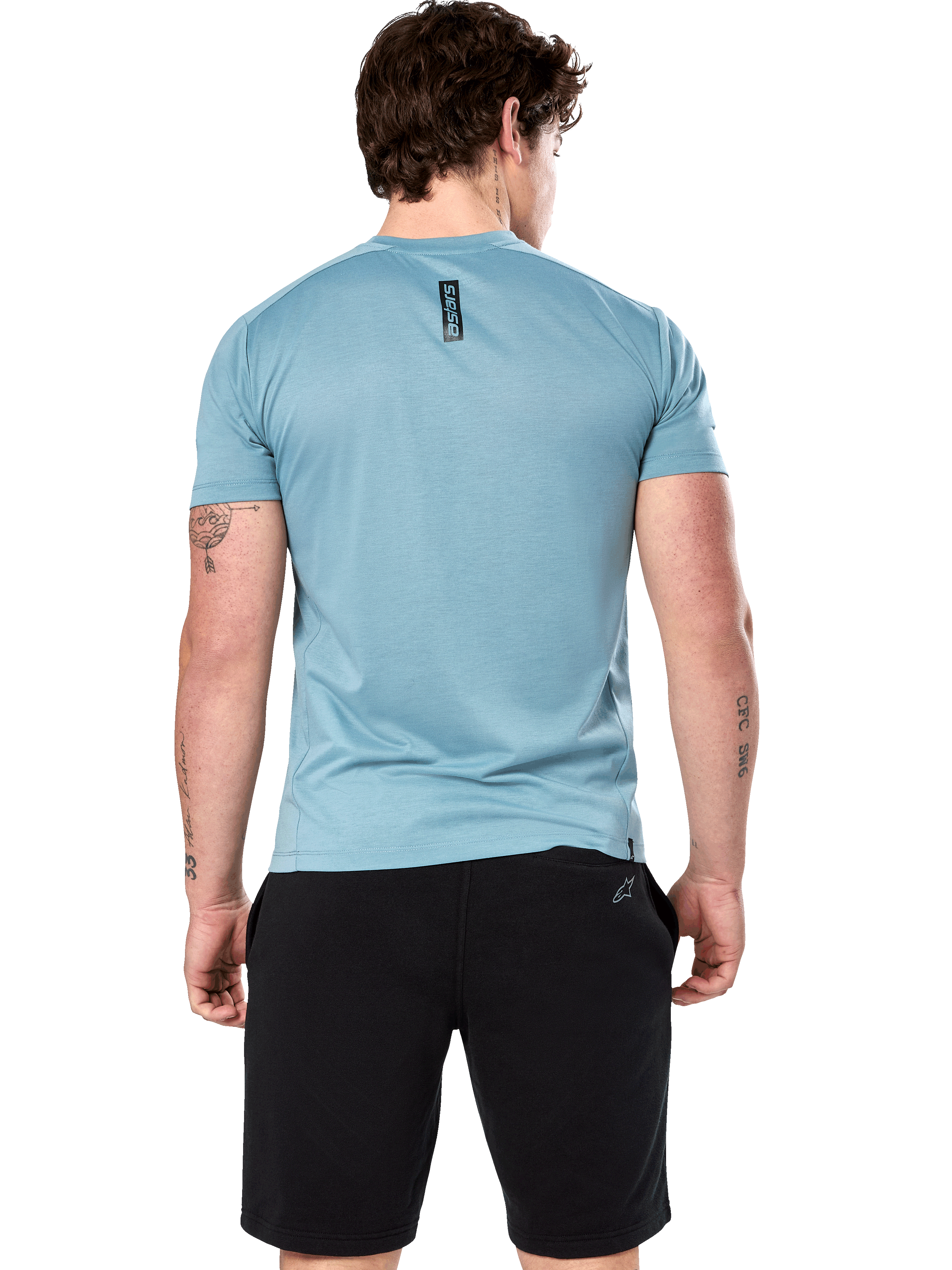 Alpinestars Point Performance Tee, t-shirt de manga curta, Ice Blue, vista traseira no modelo com impressão vertical da palavra astars a preto, combinada com calções pretos, vestuário desportivo de performance casual