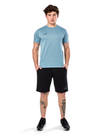 Alpinestars Point Performance Tee, t-shirt de manga curta, azul gelo, com um pequeno logótipo frontal preto, gola redonda, usada por um modelo com calções pretos e sapatilhas pretas, roupa desportiva casual com absorção de humidade