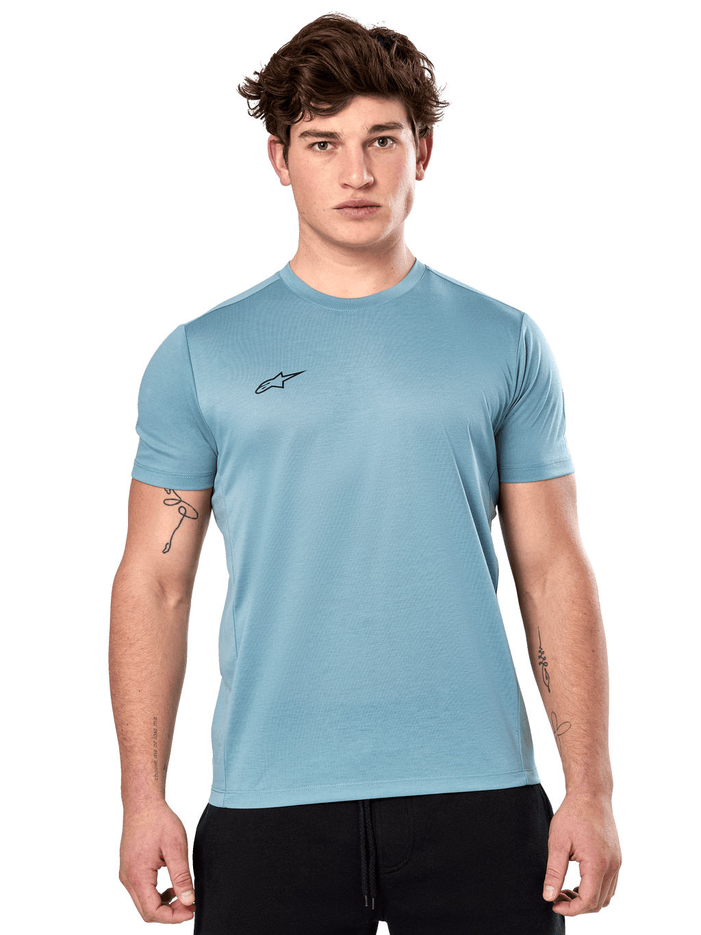 Alpinestars Point Performance Tee, t-shirt de manga curta, azul gelo, com um pequeno logótipo preto no peito, vestida por um modelo com calções pretos, roupa desportiva casual de performance