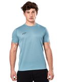 Alpinestars Point Performance Tee, t-shirt de manga curta, azul gelo, com um pequeno logótipo preto no peito, vestida por um modelo com calções pretos, roupa desportiva casual de performance