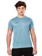 Alpinestars Point Performance Tee, t-shirt de manga curta, azul gelo, com um pequeno logótipo preto no peito, vestida por um modelo com calções pretos, roupa desportiva casual de performance