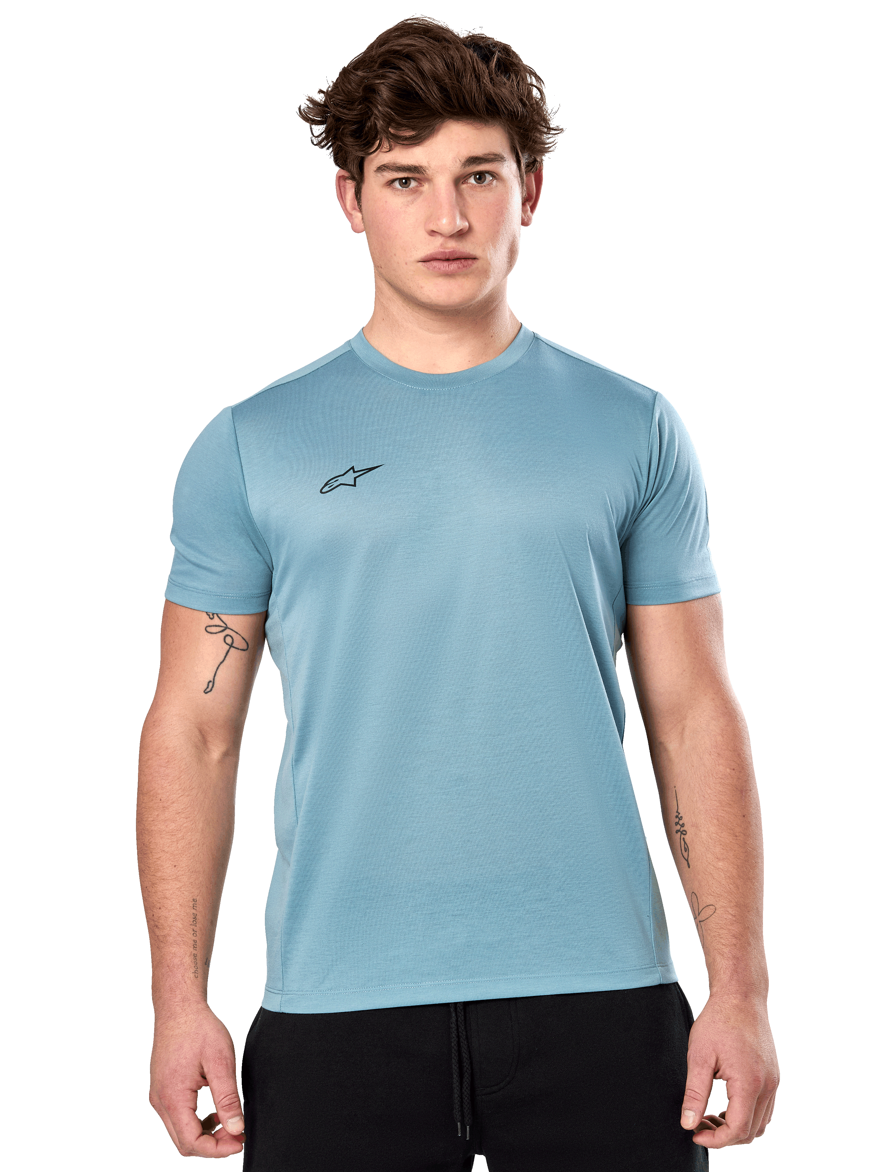 Alpinestars Point Performance Tee, t-shirt de manga curta, azul gelo, com um pequeno logótipo preto no peito, vestida por um modelo com calções pretos, roupa desportiva casual de performance