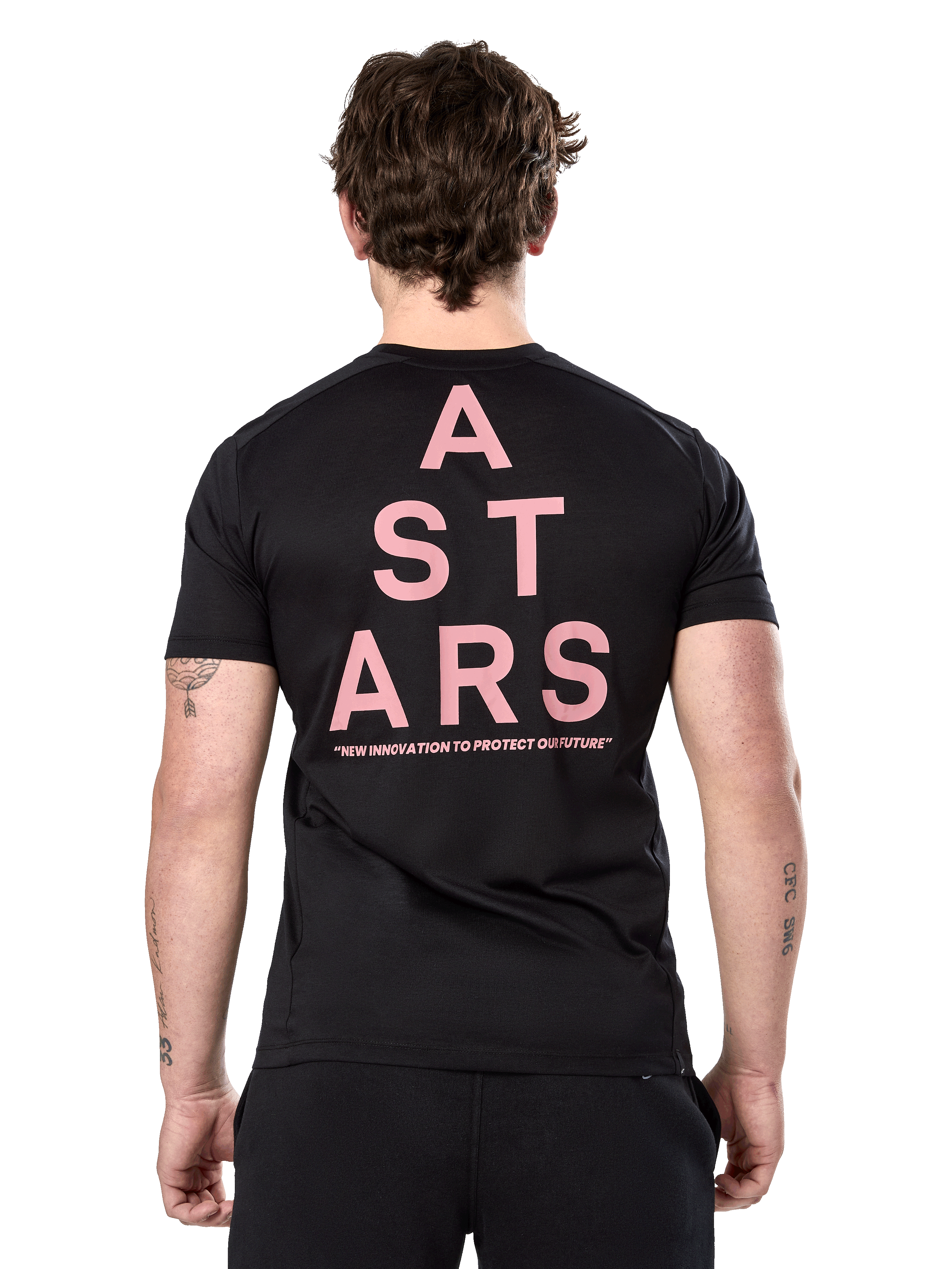 Alpinestars Attrition Performance Tee, t-shirt de manga curta, preta, vista traseira com tipografia ASTARS vertical grande em rosa e slogan, vestuário desportivo de performance
