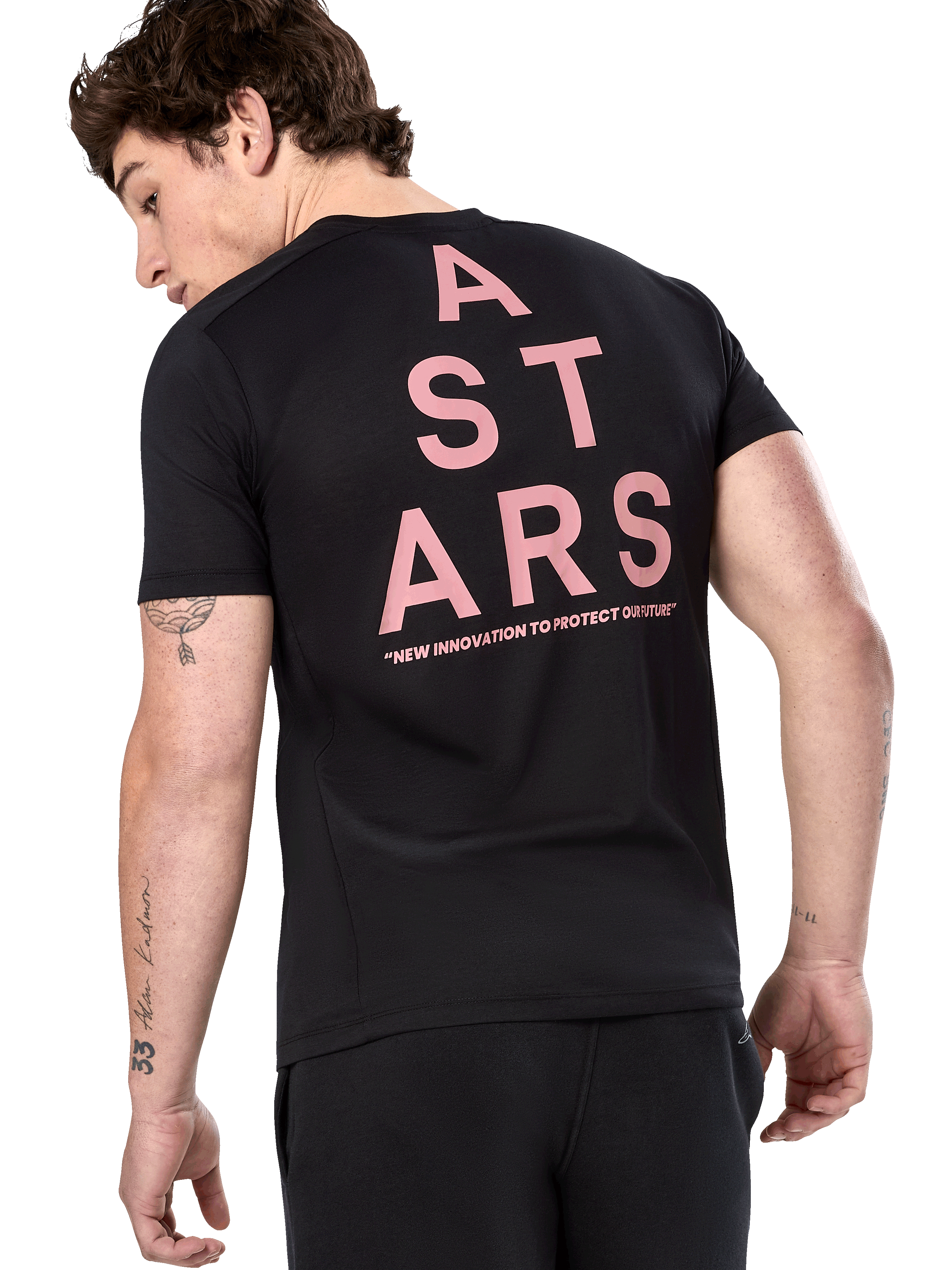 T-shirt Alpinestars Attrition Performance, t-shirt de manga curta, preta, vista traseira com grande gráfico vertical ASTARS em cor-de-rosa e slogan "NEW INNOVATION TO PROTECT OUR FUTURE", vestuário desportivo casual de performance