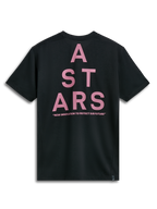 Alpinestars Attrition Performance Tee, t-shirt de manga curta, preta, vista traseira com um grande gráfico rosa ASTARS em bloco e o texto 'NEW INNOVATION TO PROTECT OUR FUTURE', vestuário desportivo de performance sustentável