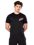 Alpinestars Attrition Performance Tee, t-shirt de manga curta, preta com logótipo Astars rosa no peito, vestida por modelo masculino, vestuário casual de performance para desportos motorizados