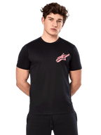 Alpinestars Attrition Performance Tee, t-shirt de manga curta, preta com logótipo Astars rosa no peito, vestida por modelo masculino, vestuário casual de performance para desportos motorizados