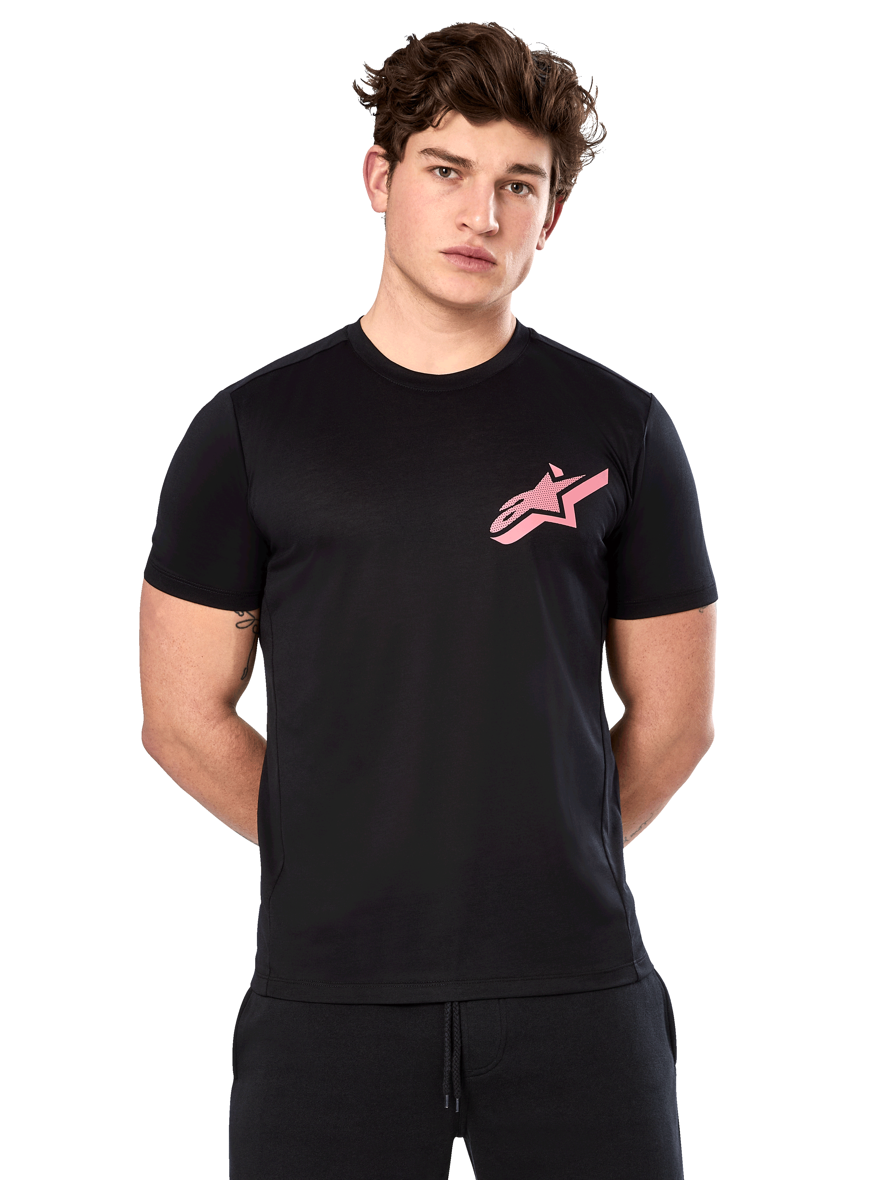 Alpinestars Attrition Performance Tee, t-shirt de manga curta, preta com logótipo Astars rosa no peito, vestida por modelo masculino, vestuário casual de performance para desportos motorizados