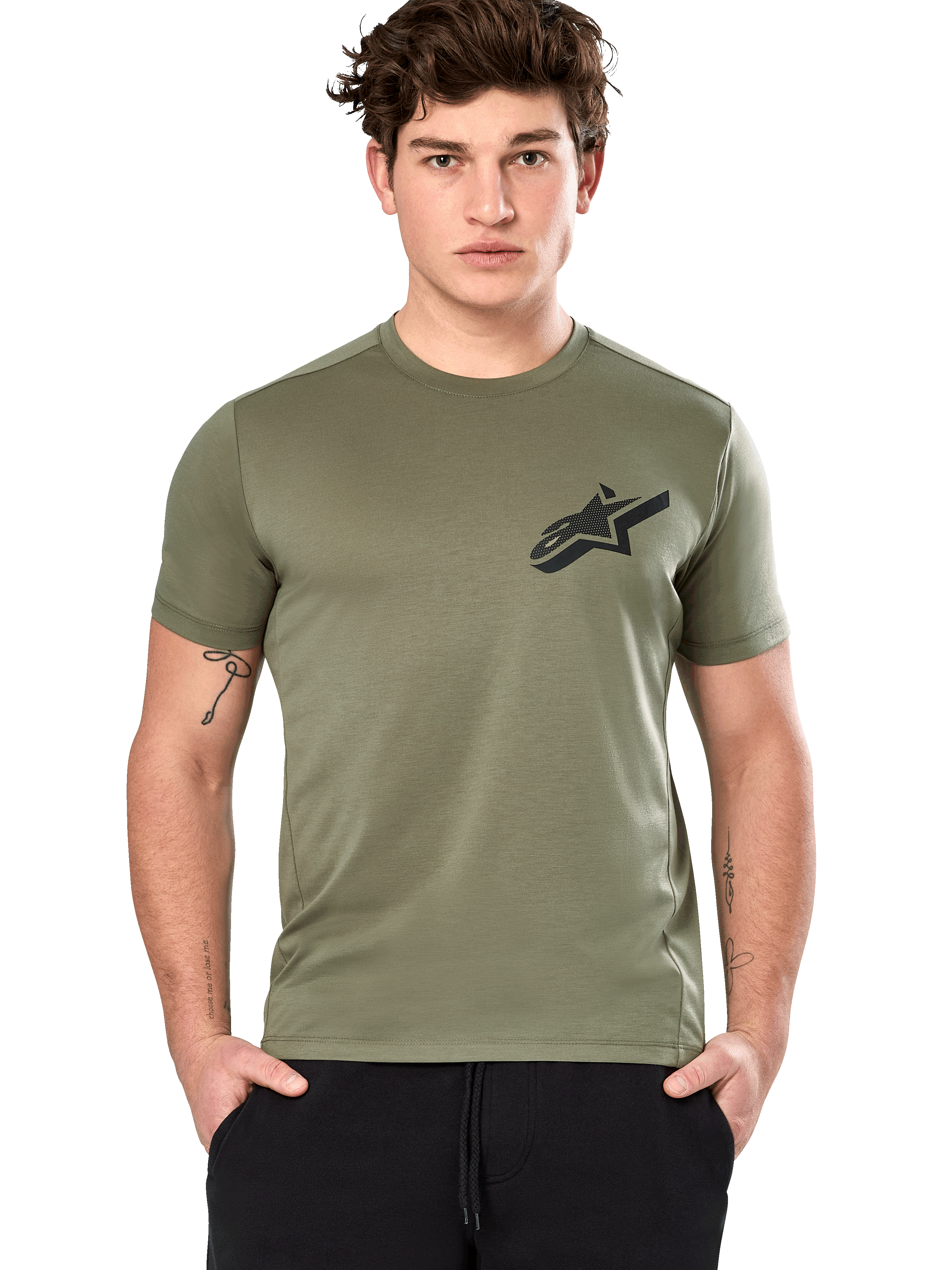 Alpinestars Attrition Performance Tee, t-shirt de manga curta, verde claro, logótipo Astars preto no peito, tecido de alta performance com absorção de humidade, modelo a usar com calças pretas, vestuário desportivo casual
