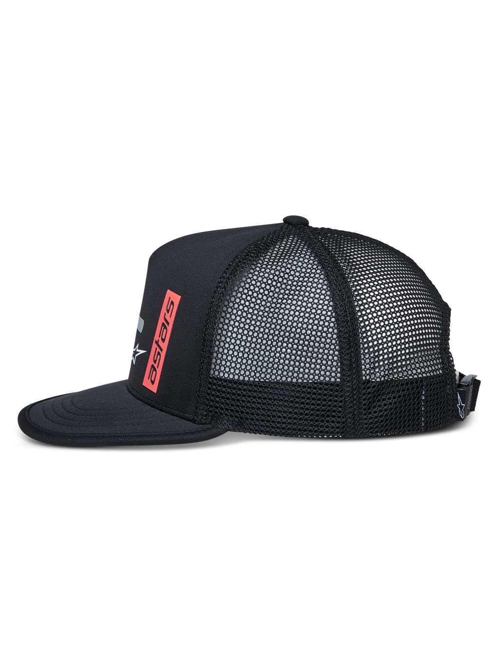 Boné Trucker Alter Alpinestars, vista lateral, preto, pala plana com acabamento na borda, copa estruturada com parte traseira em malha, logótipo astars impresso verticalmente a vermelho, fecho de fivela ajustável, boné desportivo casual