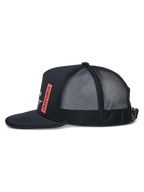 Boné Trucker Alter Alpinestars, vista lateral, preto, pala plana com acabamento na borda, copa estruturada com parte traseira em malha, logótipo astars impresso verticalmente a vermelho, fecho de fivela ajustável, boné desportivo casual