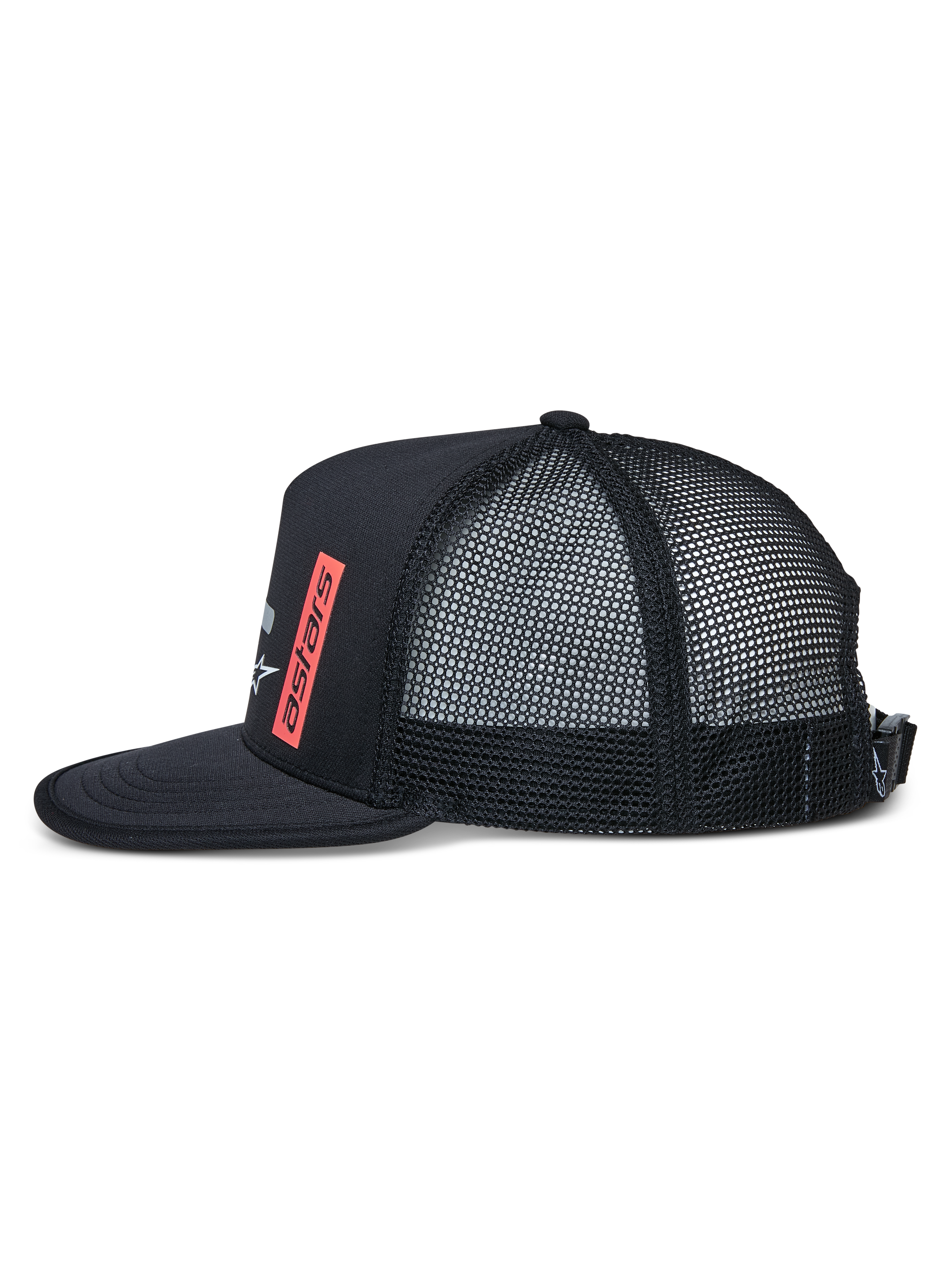 Boné Trucker Alter Alpinestars, vista lateral, preto, pala plana com acabamento na borda, copa estruturada com parte traseira em malha, logótipo astars impresso verticalmente a vermelho, fecho de fivela ajustável, boné desportivo casual