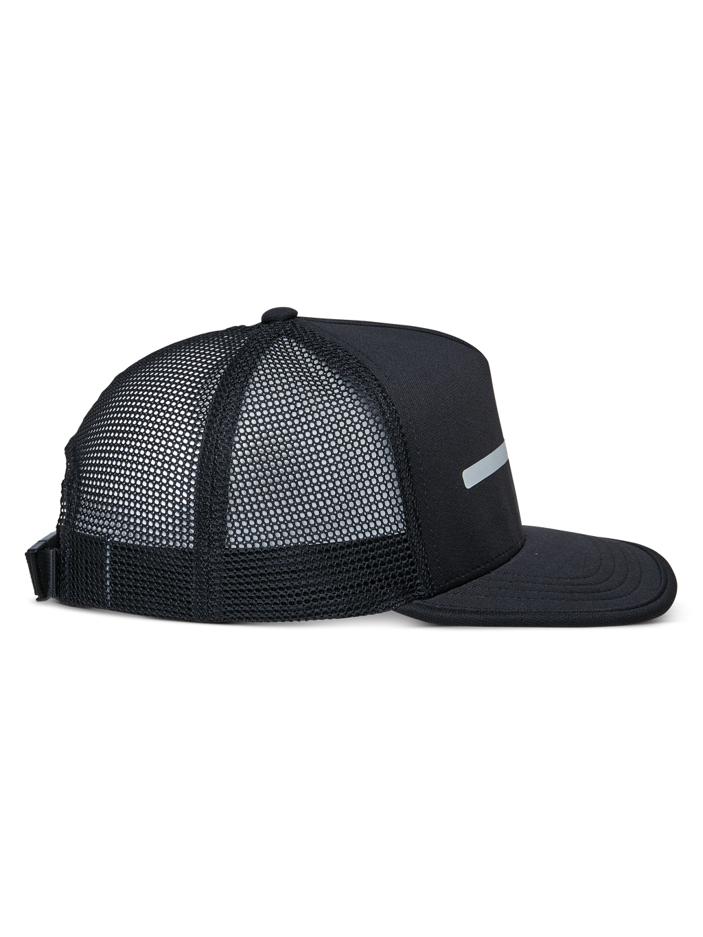 Boné Alpinestars Alter Trucker, preto, vista lateral, copa estruturada e pala plana, parte traseira em malha de poliéster reciclado, fecho ajustável com fivela, vestuário desportivo casual