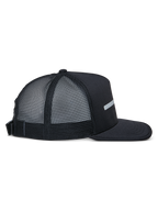 Boné Alpinestars Alter Trucker, preto, vista lateral, copa estruturada e pala plana, parte traseira em malha de poliéster reciclado, fecho ajustável com fivela, vestuário desportivo casual