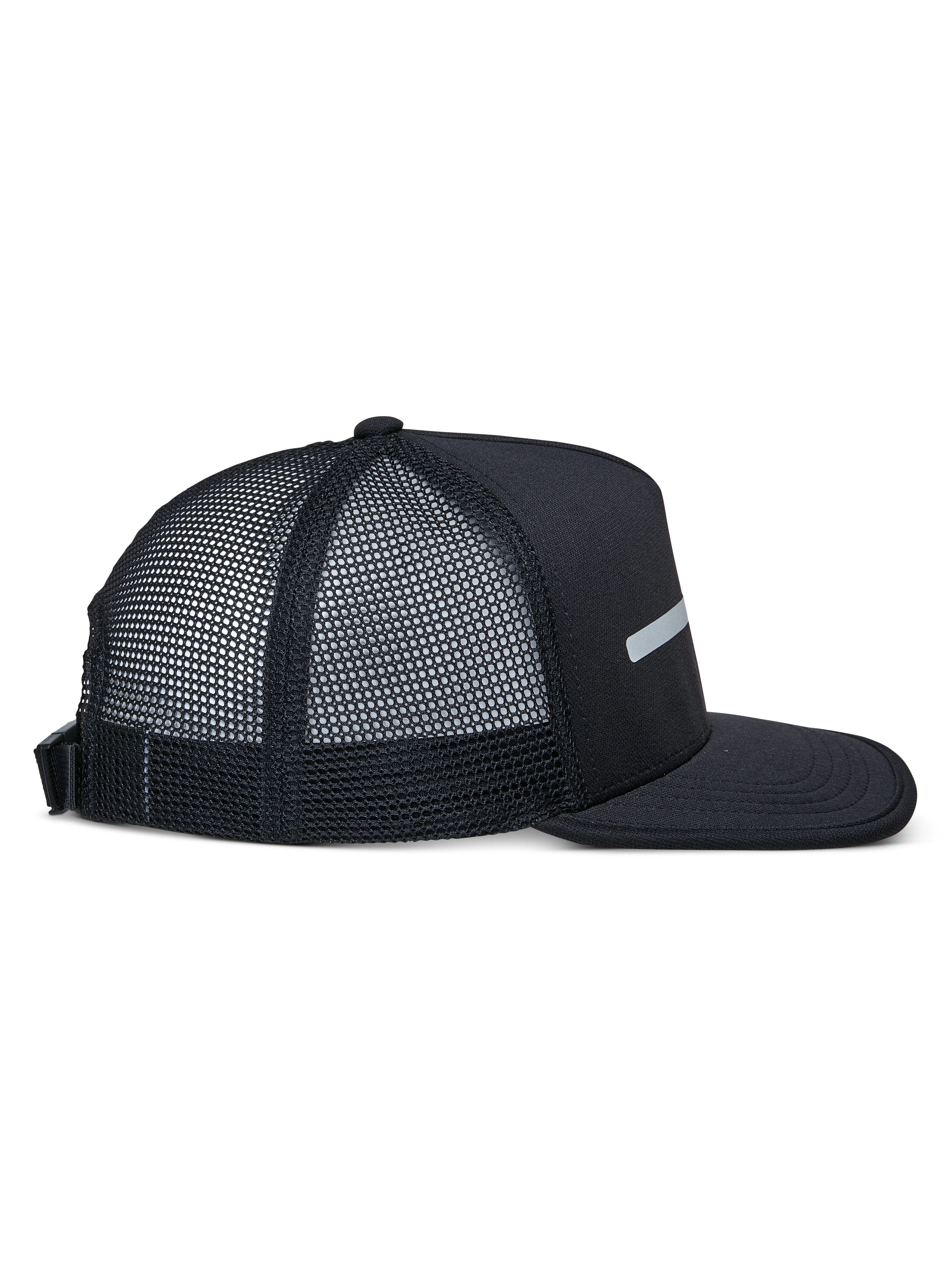 Boné Alpinestars Alter Trucker, preto, vista lateral, copa estruturada e pala plana, parte traseira em malha de poliéster reciclado, fecho ajustável com fivela, vestuário desportivo casual