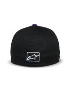 Boné Franchise Alpinestars, vista traseira de um boné de basebol preto, botão roxo no topo, pequeno logótipo Astars branco bordado atrás, design flex-back, streetwear casual inspirado no desporto motorizado