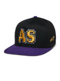 Alpinestars Franchise Hat, boné de pala plana, preto e roxo, logótipo AS bordado em 3D a dourado com contorno branco, pala e botão superior em roxo, design estruturado Flex Fit