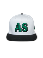 Boné Alpinestars Franchise, boné de pala plana, branco e preto, logótipo AS verde bordado em 3D na frente, copa estruturada com pala plana preta, acessório de cabeça casual inspirado no desporto motorizado