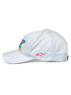 Alpinestars Vivid Hat, branco, vista lateral de um boné de basebol, pala curva e copa baixa semiestruturada, com bordado 3D colorido na frente e logótipo de estrela cor-de-rosa na lateral, acessório de cabeça casual de estilo desportivo