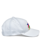 Chapéu Alpinestars Vivid, branco, perfil lateral, boné de basebol de coroa baixa semiestruturada com pala curva, tecido em sarja de algodão, com bordado multicolorido vibrante na frente, acessório de cabeça casual desportivo