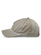 Alpinestars Tyler Hat, caqui, perfil lateral mostrando a pala curva e o detalhe de corda entrançada branca, boné de coroa baixa não estruturada, sportswear casual