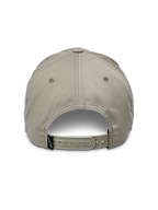 Alpinestars Tyler Hat, cáqui, vista traseira a mostrar o fecho de pressão ajustável e pequena etiqueta preta da marca, design de coroa baixa não estruturada em tecido de sarja reciclada, chapéu casual desportivo