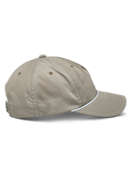 Chapéu Alpinestars Tyler, boné snapback casual cáqui, perfil lateral a mostrar a aba curva com acabamento em corda entrançada branca, coroa baixa não estruturada em sarja reciclada, acessório de lifestyle inspirado no desporto motorizado