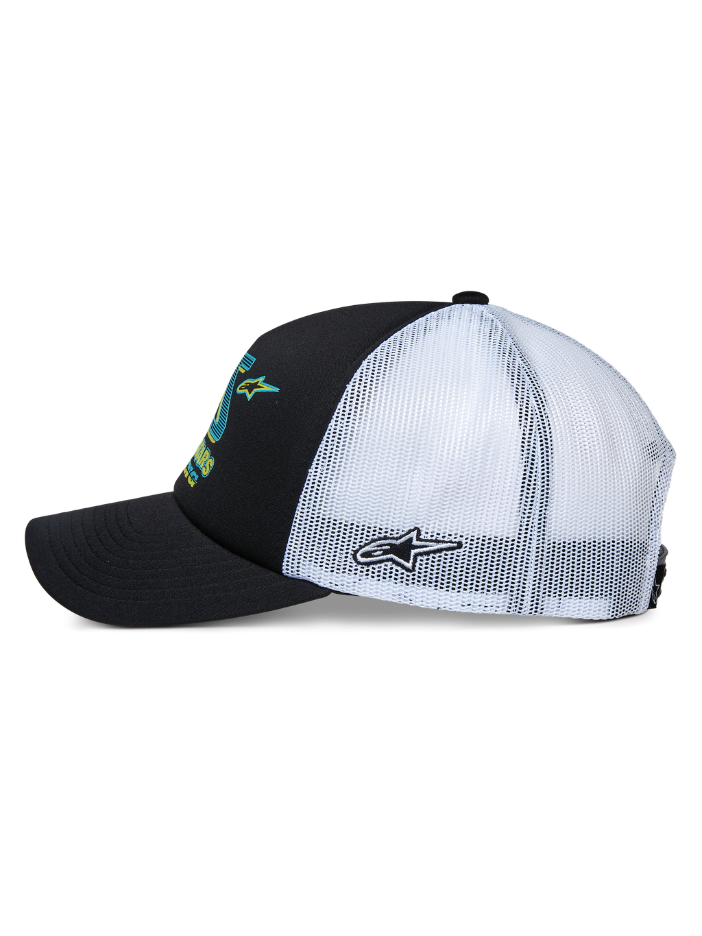 Boné Trucker Alpinestars Ayess, vista lateral, frente preta e pala curva com parte traseira em rede branca, com grafismos coloridos na frente e bordado de estrela na lateral, acessório casual inspirado no desporto motorizado