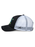 Boné Trucker Alpinestars Ayess, vista lateral, frente preta e pala curva com parte traseira em rede branca, com grafismos coloridos na frente e bordado de estrela na lateral, acessório casual inspirado no desporto motorizado