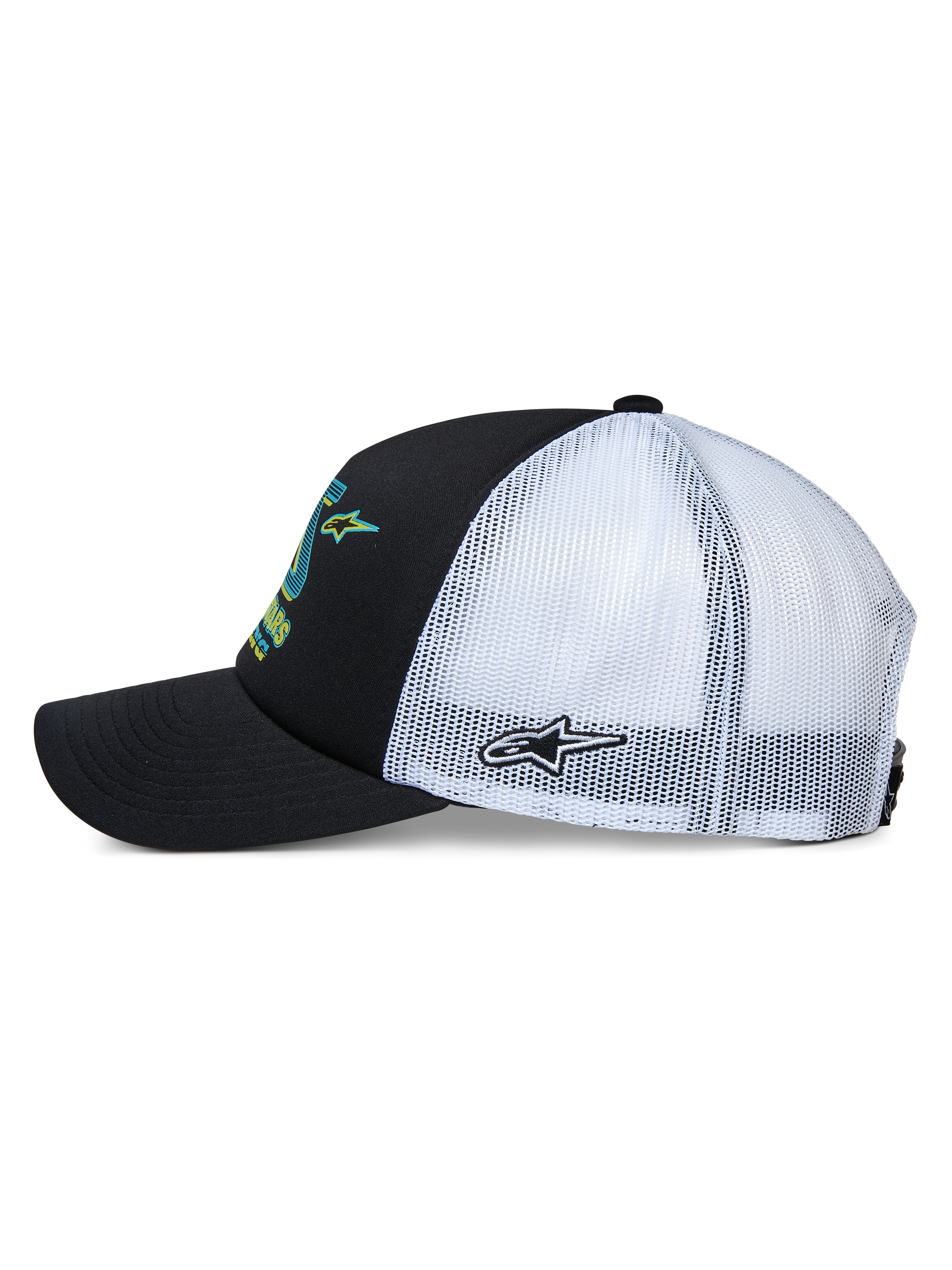 Boné Trucker Alpinestars Ayess, vista lateral, frente preta e pala curva com parte traseira em rede branca, com grafismos coloridos na frente e bordado de estrela na lateral, acessório casual inspirado no desporto motorizado