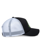 Boné Trucker Ayess Alpinestars, vista de perfil lateral, copa de espuma preta e pala curva com painéis traseiros em malha branca, logótipo impresso na frente, snapback casual inspirado no desporto motorizado