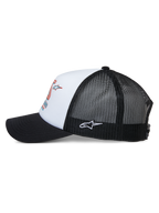 Boné Trucker Ayess Alpinestars, vista lateral, copa de espuma branca com estampado de corrida colorido, pala curva preta, painéis traseiros em rede preta com logótipo Astar bordado a branco na lateral, acessório de cabeça casual inspirado no desporto motorizado